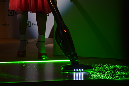 ゴミの可視化実験ではパワフルな吸引力を証明