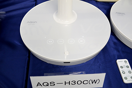 電源を入れるとコントロールパネルが浮かび上がる