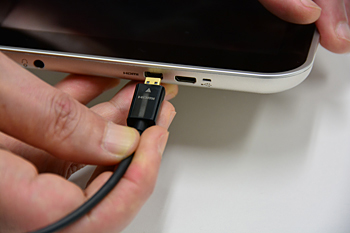 タブレットのHDMI micro端子に接続