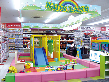 店内で販売している玩具で幼児が自由に遊ぶことができる「KIDS LAND」コーナー