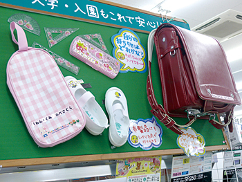 ラベルライター売り場では、実物を展示してアピール