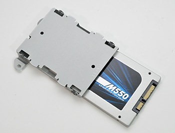 SSDをステーに取り付けたらPS4に戻す