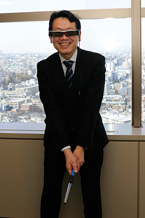 かけているのは、同社が発売するスマートグラス「MOVERIO BT-200」