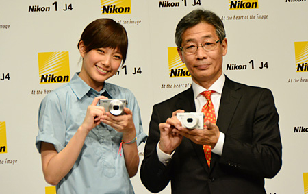 本田翼さんとニコンイメージングジャパンの五代社長