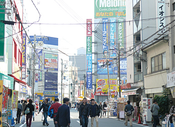 パソコン工房本店の付近はアニメ関連の店が多く活況を呈している