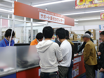拡充を図ったのがサポート受付カウンター