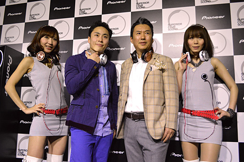 「Superior Club Sound」のヘッドホンを装着する太田雄貴さんと百足敏治部長