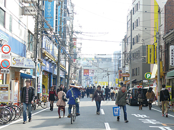 「オタロード」周辺はトレーディングカードを求める人で賑わう