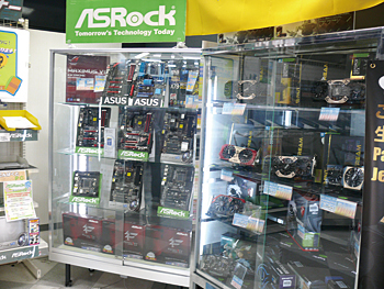 マザーボードを、箱に入れずにそのまま展示する