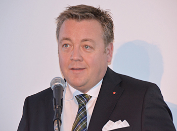 ライカの歴史を説明するステファン・ダニエル プロダクトマネージャー