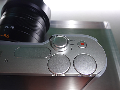 インターフェースは液晶パネルと四つの操作部だけ