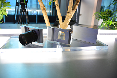 アルミの塊から削り出したボディ