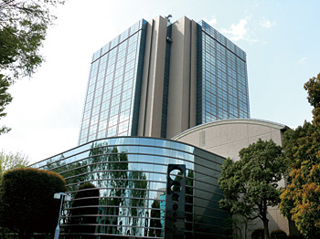 府中インテリジェントパークには金融機関を中心に多くのオフィスが入る(写真は府中Jタワー)