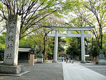 近くには多くの参拝者が訪れる大國魂神社がある