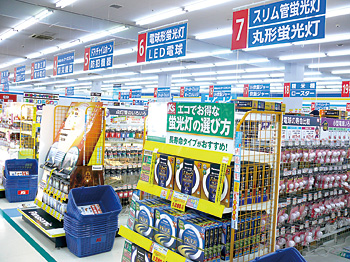 電球や乾電池などの消耗品コーナーをレジ近くで目立つように配置