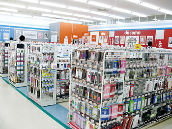 スマートフォンコーナーでは、ケースなどのアクセサリを拡充