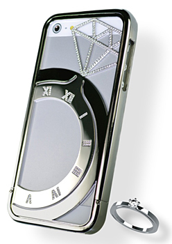 ケース本体はシルバー、リングはK18ホワイトゴールド