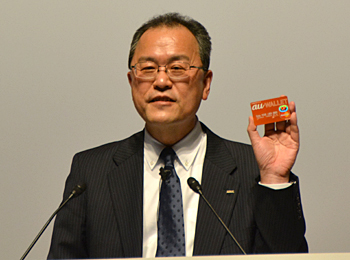 「クレジットカードと電子マネーのいいとこ取り」と説明する田中社長