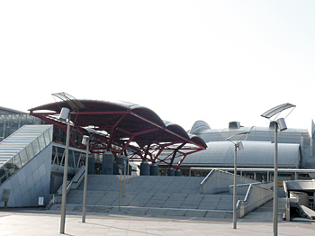 幕張には幕張メッセなど集客力の高いコンベンション施設がある