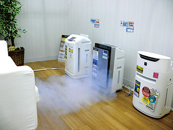 個室内で煙を出し、性能を試せる空気清浄機コーナー