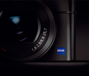 F1.8~2.8の明るいレンズを採用