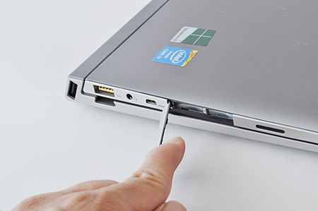 本体とキーボードドック側面の入出力端子部。本体側面にもスピーカーを内蔵する