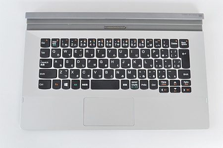 キーボードはキーピッチやストロークが最適化されていて、入力はスムーズ