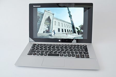 高精細フルHD液晶で高画質の写真を再生