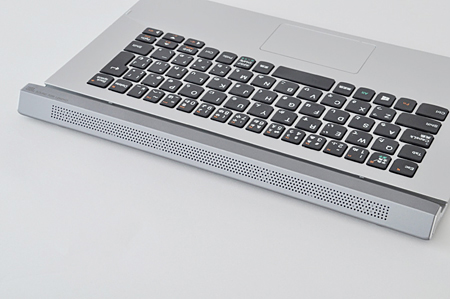 キーボードドック背面のスピーカーもJBLが設計
