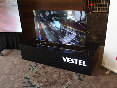 会場ではVESTELの製品に工場の紹介映像が流されていた