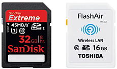 特典のサンディスク製「サンディスクエクストリーム SDHC UHS-Iカード32GB CLASS10」（左）と東芝製の無線LAN搭載SDHCメモリカード「FlashAir 16GB CLASS10」