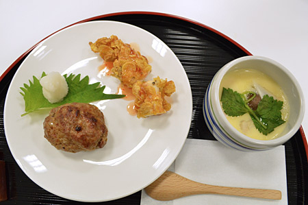 「ER-MD500」で調理したハンバーグとクリスピーフライドチキン、茶碗蒸し