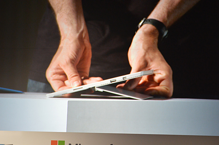 150°まで自由に角度調整できる一体型のキックスタンド