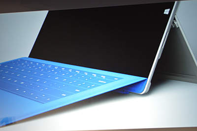 角度のあるヒンジで快適に操作できる「Surface Pro タイプ カバー」