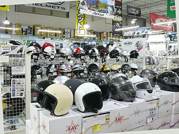 バイク用品、なかでもヘルメットは他店に負けないほど充実