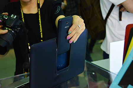 PCの背面にスマートフォンをドッキング