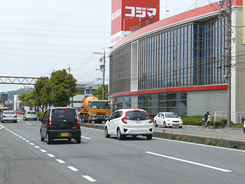 コジマ×ビックカメラ静岡店は交通量の多い国道1号沿いにある