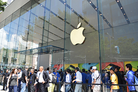 オープン初日の表参道店には早朝から多くのアップルファンが押しかけた