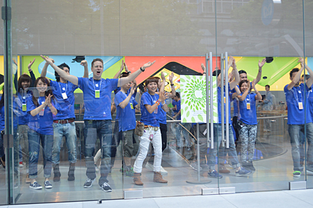 オープンの瞬間を待つファンをスタッフが熱烈に歓迎