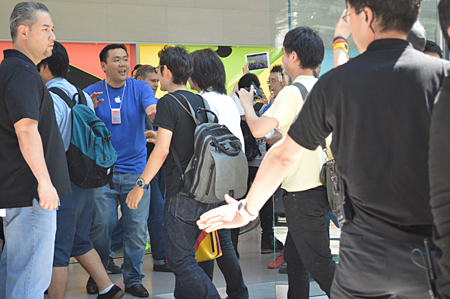 恒例のハイタッチを交わすファンとスタッフ