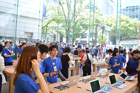 1階ではiPhone/iPad/Macを展示。