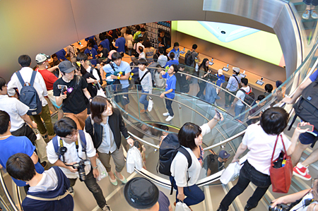 1階と地下1階をつなぐフロア中央のらせん階段