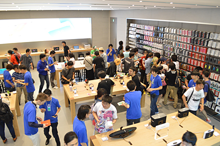 2Fにはアクセサリを展示。表参道店限定のiPhoneケースを数量限定で販売している