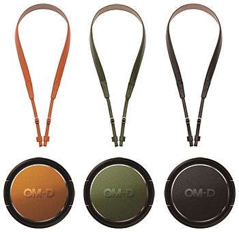 付属の限定本革ストラップと限定レンズキャップ