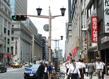 人通りの多い日本橋