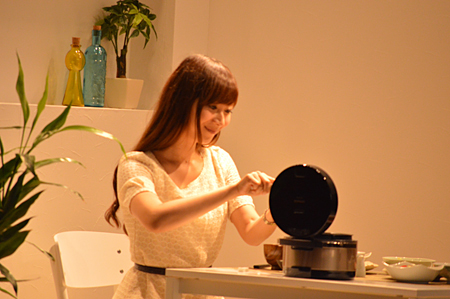 食卓に持ち運んであつあつご飯を食べることができる