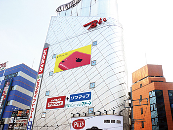 大型店舗のビックカメラ横浜西口店