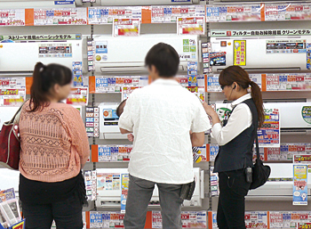 接客しながら要望を聞き出そうと試みている