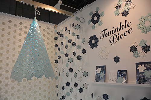 ピースを組み合わせてツリー型の照明ができる