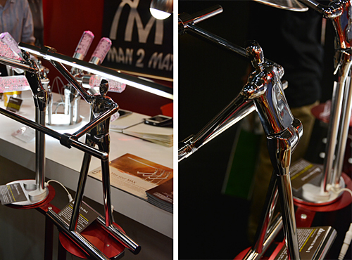 両手で照明器具を支える